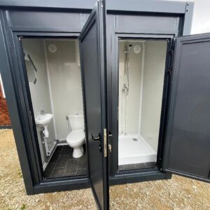 Sanitario con depósito + ducha conectable – color gris